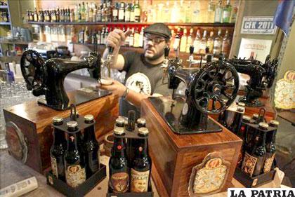 Daniel Narezo, que lanzó cuatro tipos de “cerveza peronista” en el local del bohemio barrio de Palermo en Buenos Aires 