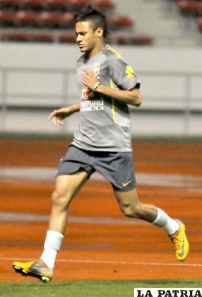 Neymar en el entrenamiento de la selección de Brasil