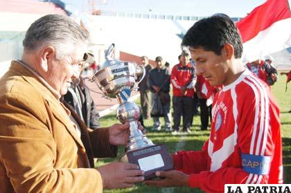 Juan Medina entrega el trofeo a Ronald Vicente