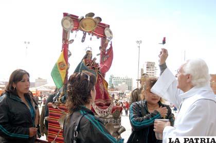 Se iniciaron las actividades del Carnaval 2012 con fe y devoción, en la imagen el recibimiento de la Virgen del Socavón en su Santuario