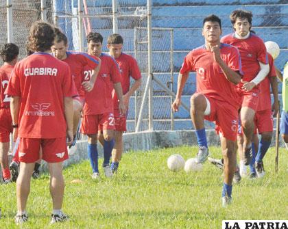 Durante el entrenamiento de los jugadores de Guabirá en Montero