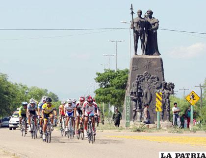 Ciclistas ingresando a Santa Cruz