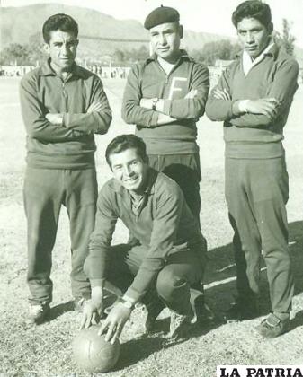 Jugadores de Ferroviario en 1963 en Tarija, Toledo el tercero, de pie