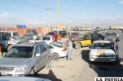 Largas filas de motorizados se registraron ayer al cierre del proceso de nacionalización