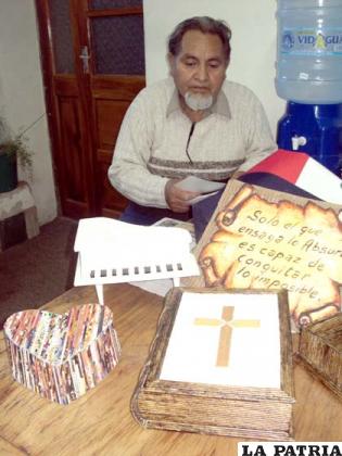 El profesor Hugo Lafuente, junto a algunas de sus creaciones