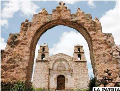 Portada de la iglesia Copacabana de Andamarca en el departamento Oruro