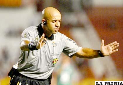 El árbitro brasileño Jean Pierre Gonçalves Lima fue agredido por hinchas de Corinthians