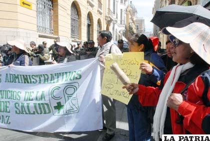 Trabajadores de la Caja Petrolera de Salud, suspendieron este miércoles las medidas de presión