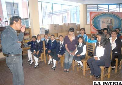 Maestros y alumnos de la Unidad Educativa “Donato Vásquez” entregaron  aportes para el inicio de la Teletón 2011. En la foto una reunión reflexiva previa