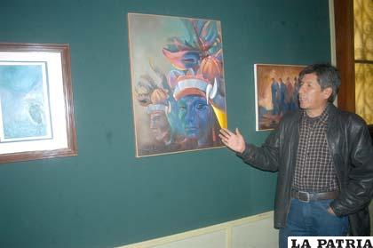 Grover Padilla explicando detalles de su obra