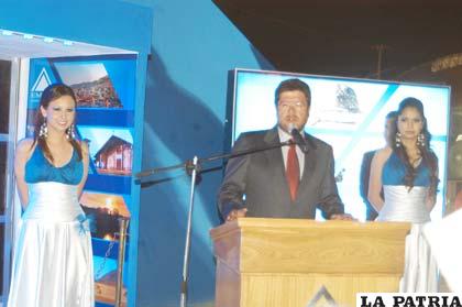 El empresario cementero Samuel Doria Medina durante la inauguración del stand de Soboce