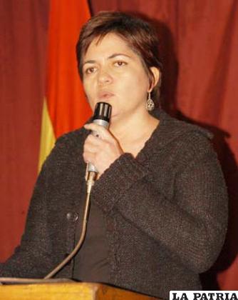 Claudia Peña, ministra cuestionada