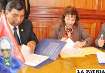 Firma del convenio entre la UTO, UMSA, por Bolivia, y UNA del Perú para la preservación de la cuenca hidrográfica compartida