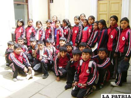 Alumnos de la Unidad Educativa Nacional Bolivia junto a su maestro, Juan Flores Flores