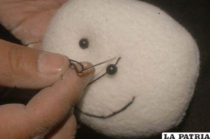 PASO 6
Coser los ojos y poner rubor a los cachetes.