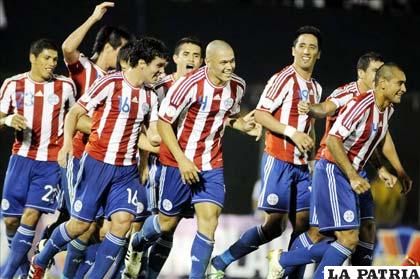 Jugadores paraguayos celebran el triunfo