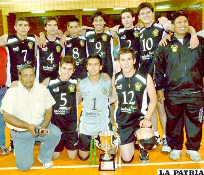 Cochabamba luce el trofeo de campeón