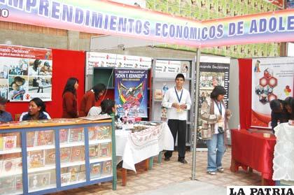 Estudiantes ponen a consideración sus productos