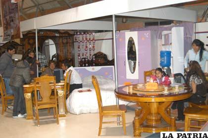 Los stands de las empresas muestran sus mejores atributos.