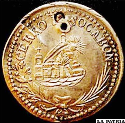 Antigua moneda muestra el cerro Pie de Gallo con el Calvario y una casa en su cima