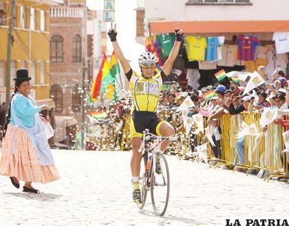 Álvaro Duarte de Colombia cruza primero la meta en Copacabana