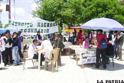 Alumnos de la Unidad Educativa “Ejército Nacional” mostraron en la Plaza “Sebastián Pagador” las suculentas delicias de la gastronomía típica