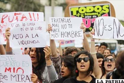 Mujeres participan este 12 de noviembre en Lima (Perú), en la 