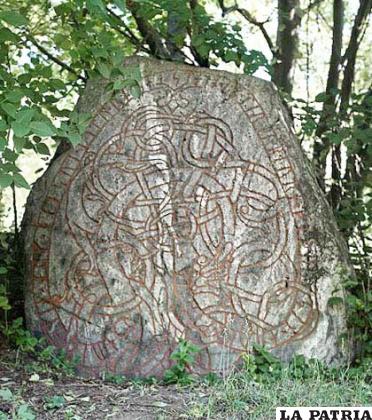 Piedra rúnica del siglo XI, Ayuntamiento de Sundbyberg. Fotografía de Javier Claure C.