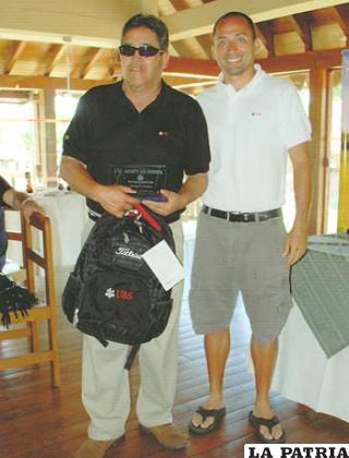 Antonio Beltrán golfista orureño junto al representante de BCP