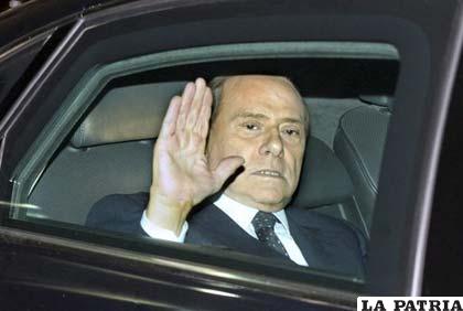 El primer ministro italiano Silvio Berlusconi abandona el Palacio Presidencial de Quirinale tras entregar su renuncia