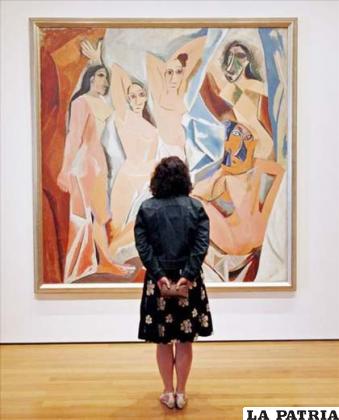 Una mujer observa “Las señoritas de Avignon”, del pintor Pablo Picasso