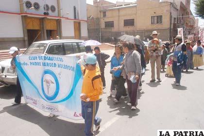 Integrantes del Centro de Diabéticos “Jesús de Nazaret” realizaron una caminata en conmemoración al Día Mundial de la Diabetes