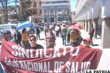 Trabajadores de la CNS en marcha de protesta contra las acciones gubernamentales