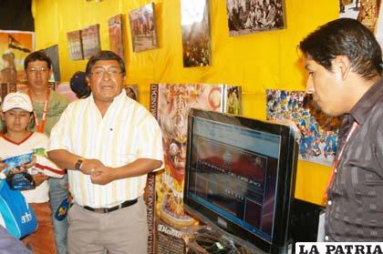 El presidente de la ACFO, Jacinto Quispaya (centro), en la inauguración de la página web