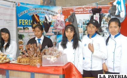 Alumnas del Liceo Ballivián ofertaron sus productos artesanales