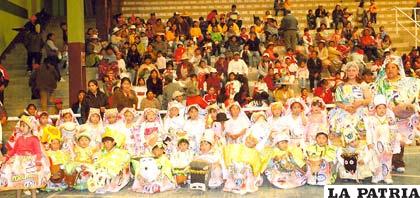 Niños participaron de la danza de waca tokoris luciendo trajes confeccionados con bolsas de productos “Pil Andina”