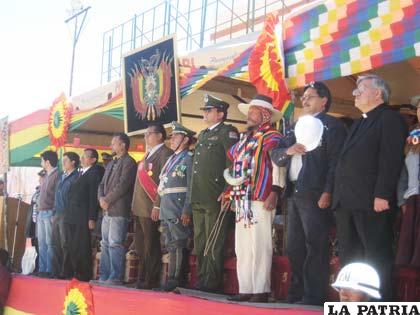 Principales autoridades del departamento durante la ceremonia del Ejército boliviano