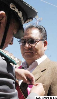El gobernador, Santos Tito, fue abucheado durante su condecoración