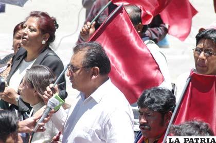 El gobernador, Santos Tito, marchó una cuadra y media antes de ingresar a la Avenida Cívica
