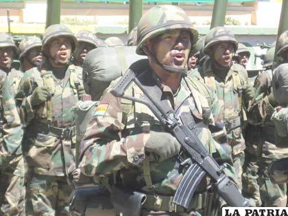 Los soldados entonaron orgullosos el Himno al Ejército