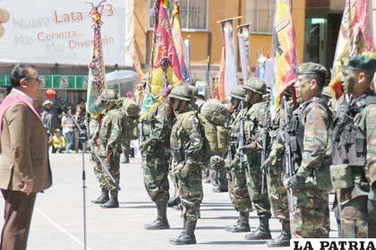 El gobernador Santos Tito saluda a la guarnición militar