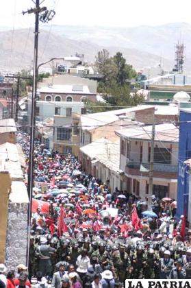 La multitudinaria marcha en defensa de los límites departamentales, abarcó aproximadamente 40 cuadras