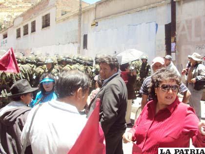 La presidenta del Comité Cívico, Sonia Saavedra, mediando para que los militares den paso a la marcha orureñista