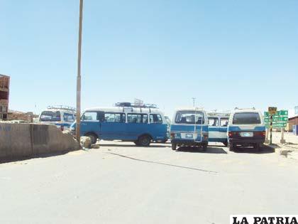 Intersección de la avenida Al Valle y la salida a Cochabamba, bloqueada por minibuses celestes