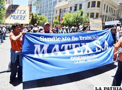 Trabajadores de la fábrica Ametex marcharon por las calles de la ciudad pidiendo al gobierno poder exportar sus productos