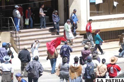 Trabajadores del Tribunal Electoral de Oruro, fueron abandonan sus oficinas