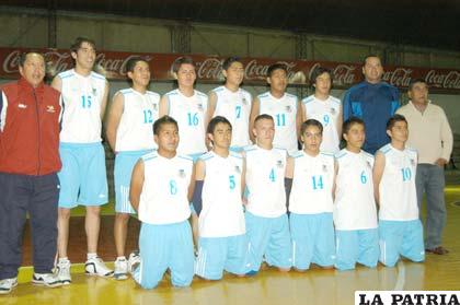 Integrantes de la selección orureña de basquetbol en la categoría U-18