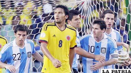 Agüero y Messi celebran el primero de Argentina