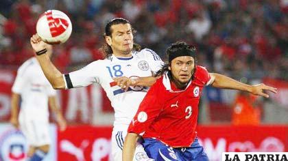 Una escena del partido en la cual Chile venció a Paraguay