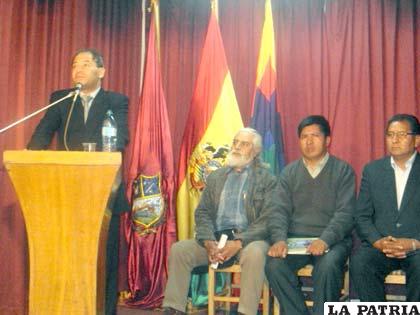 El ministro Carlos Romero convocó a las representaciones de Oruro y Potosí, ayer en conferencia de prensa